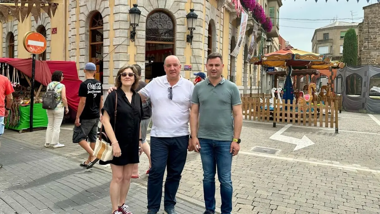 El secretario general del PSOE de León, Javier Alfonso Cendón, visita La Bañeza junto al portavoz socialista en el Ayuntamiento, Rodolfo Sánchez y la concejala María Victoria Adiego Marqués