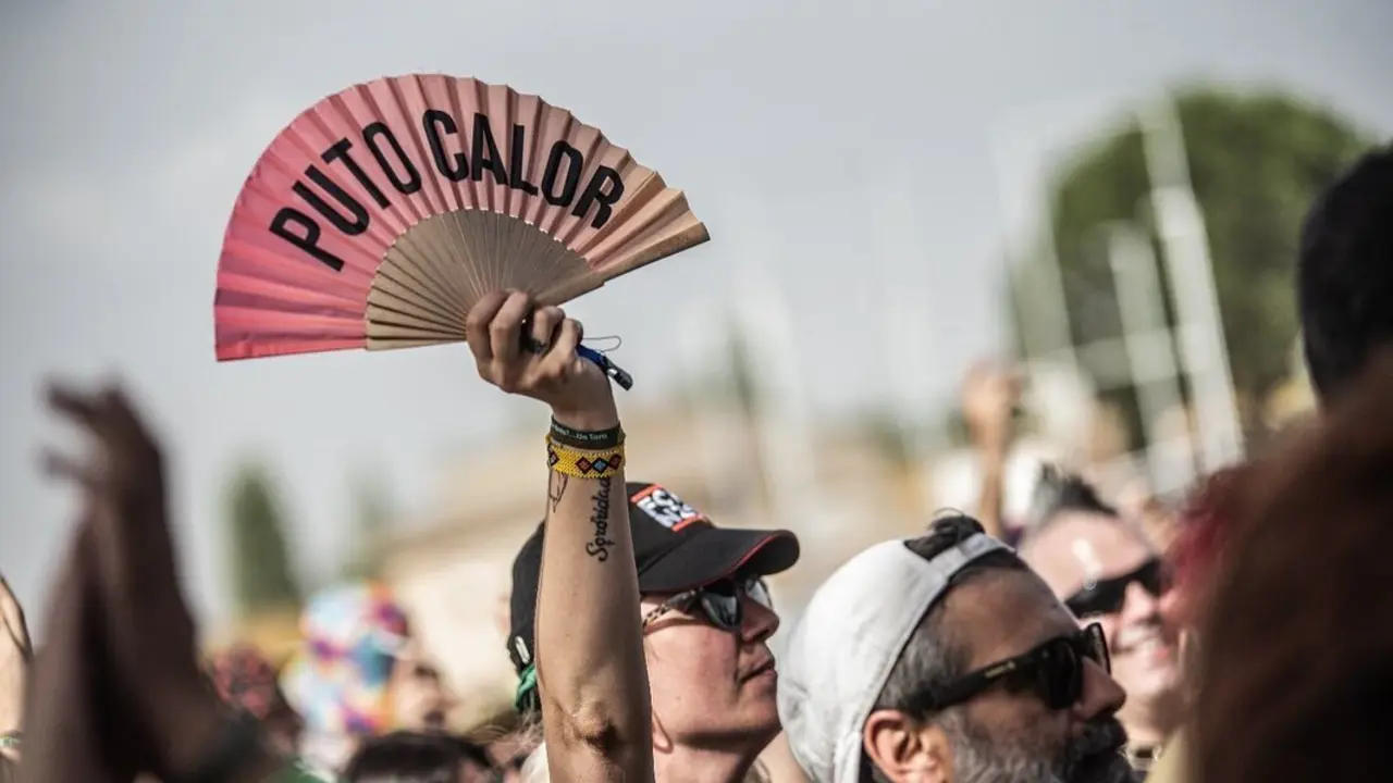 Una persona con el abanico 'Puto Calor' de la empresa leonesa Fisura en el Festival Vintoro 2025 de Zamora. Foto: Vintoro