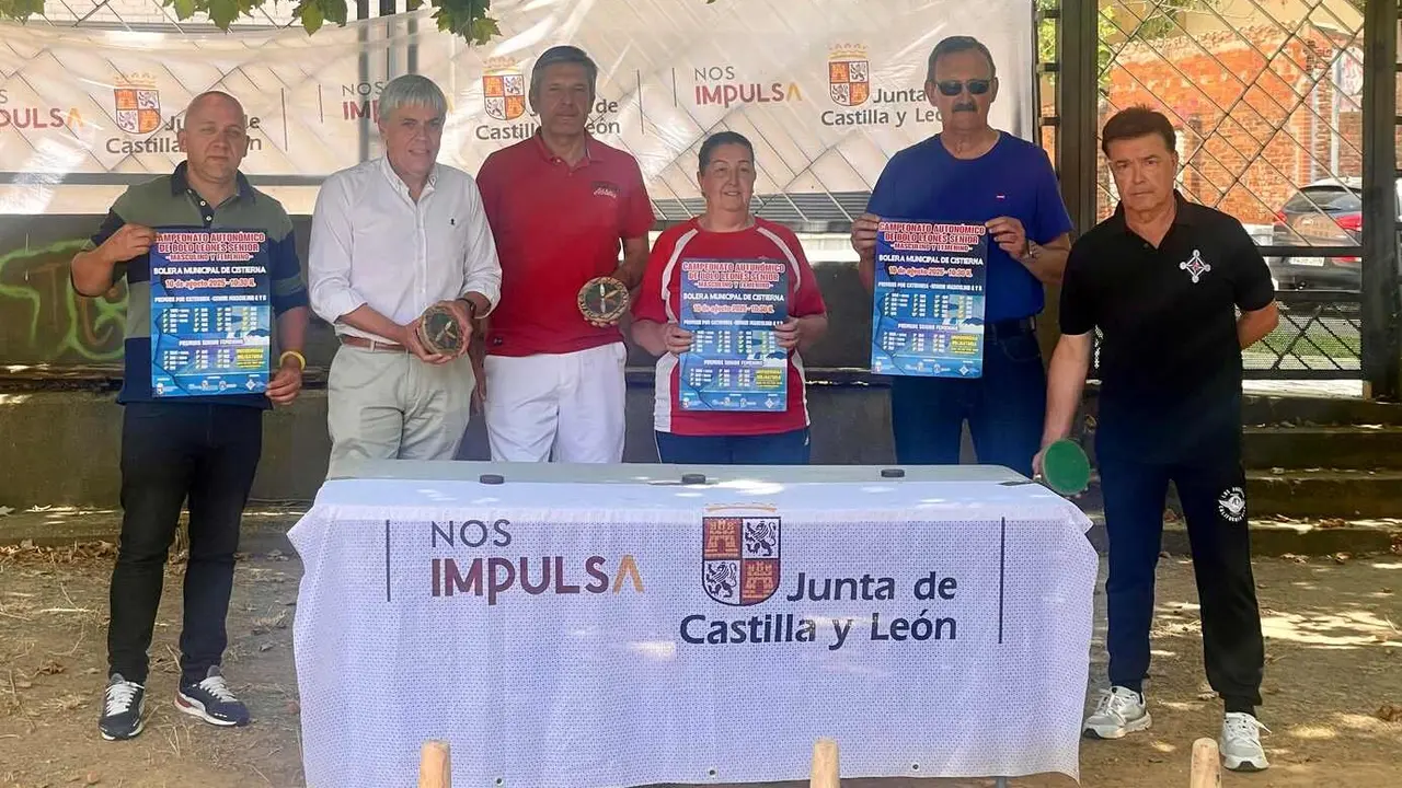 Un instante de la presentación del 'Campeonato Autóctono de bolos leonés senior masculino y femenino'.