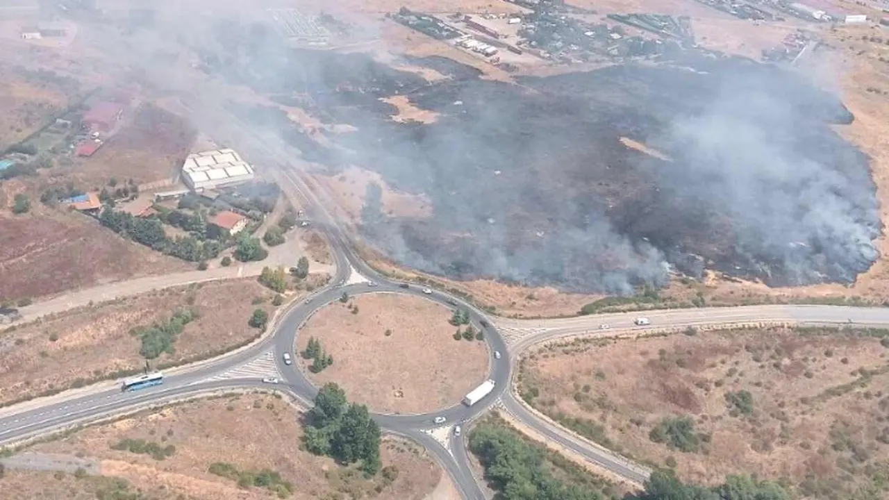El incendio en la localidad de Ribaseca ha movilizado a numerosos efectivos.