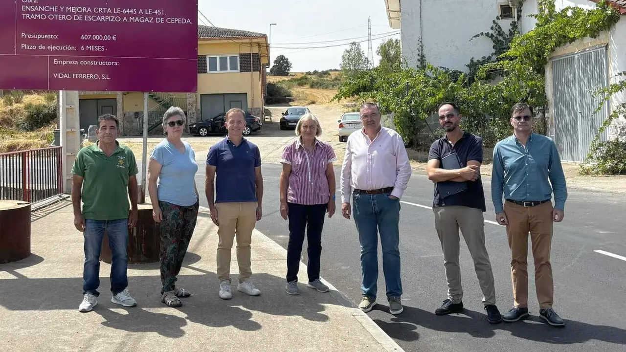 Representantes institucionales durante la presentación de las obras en el nuevo vial.