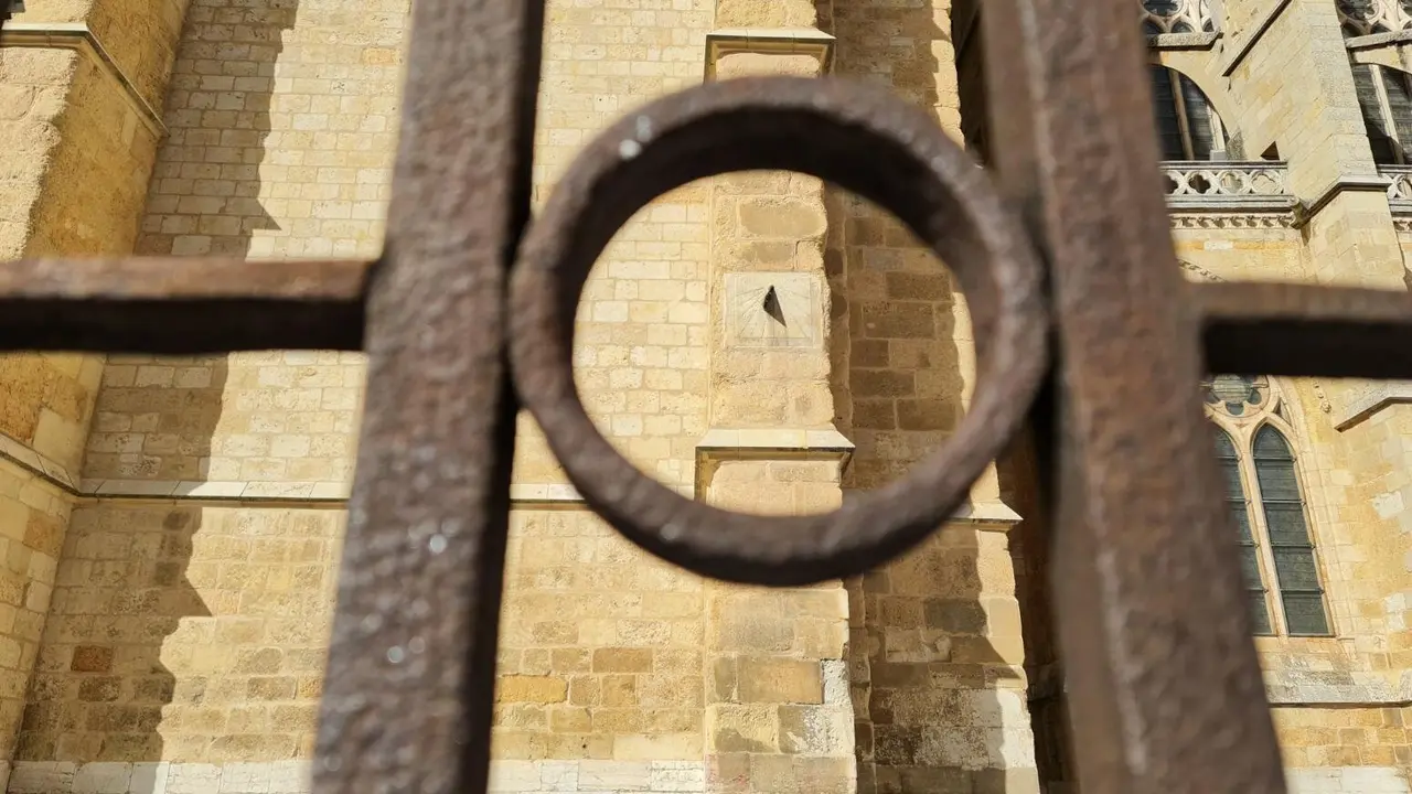 Los secretos del tiempo en piedra: los relojes solares ocultos de la Catedral de León. La Catedral de León conserva al menos cuatro relojes de sol en su fachada sur y uno mecánico de aguja única, aunque podrían existir más dispositivos no documentados entre sus muros. Fotos: Heraldo de León