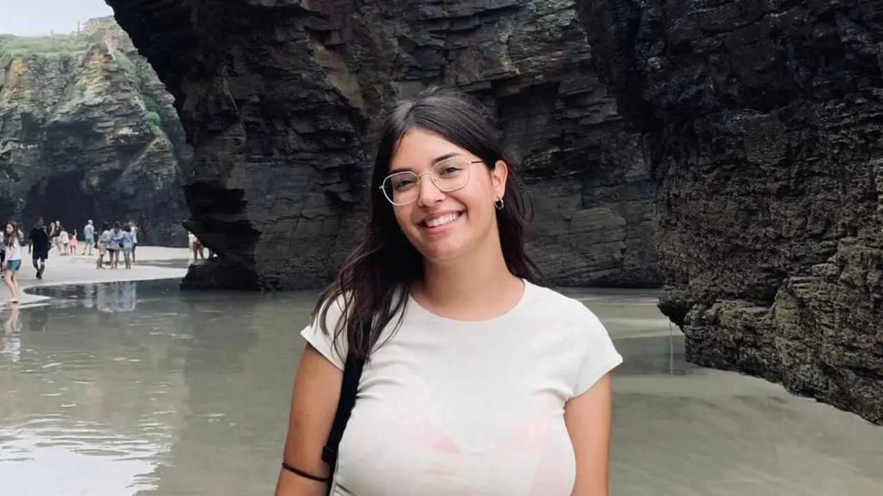 Clara García Fernández en la playa de las Catedrales.