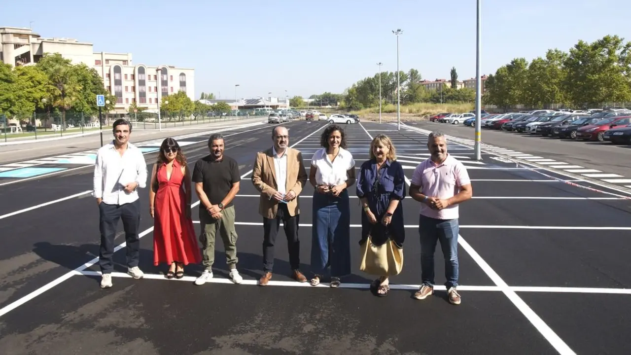 El alcalde de Ponferrada, Marco Morala (C), junto a diferentes autoridades, durante la inauguración del aparcamiento ejecutado junto al Centro de Salud de Flores del Sil