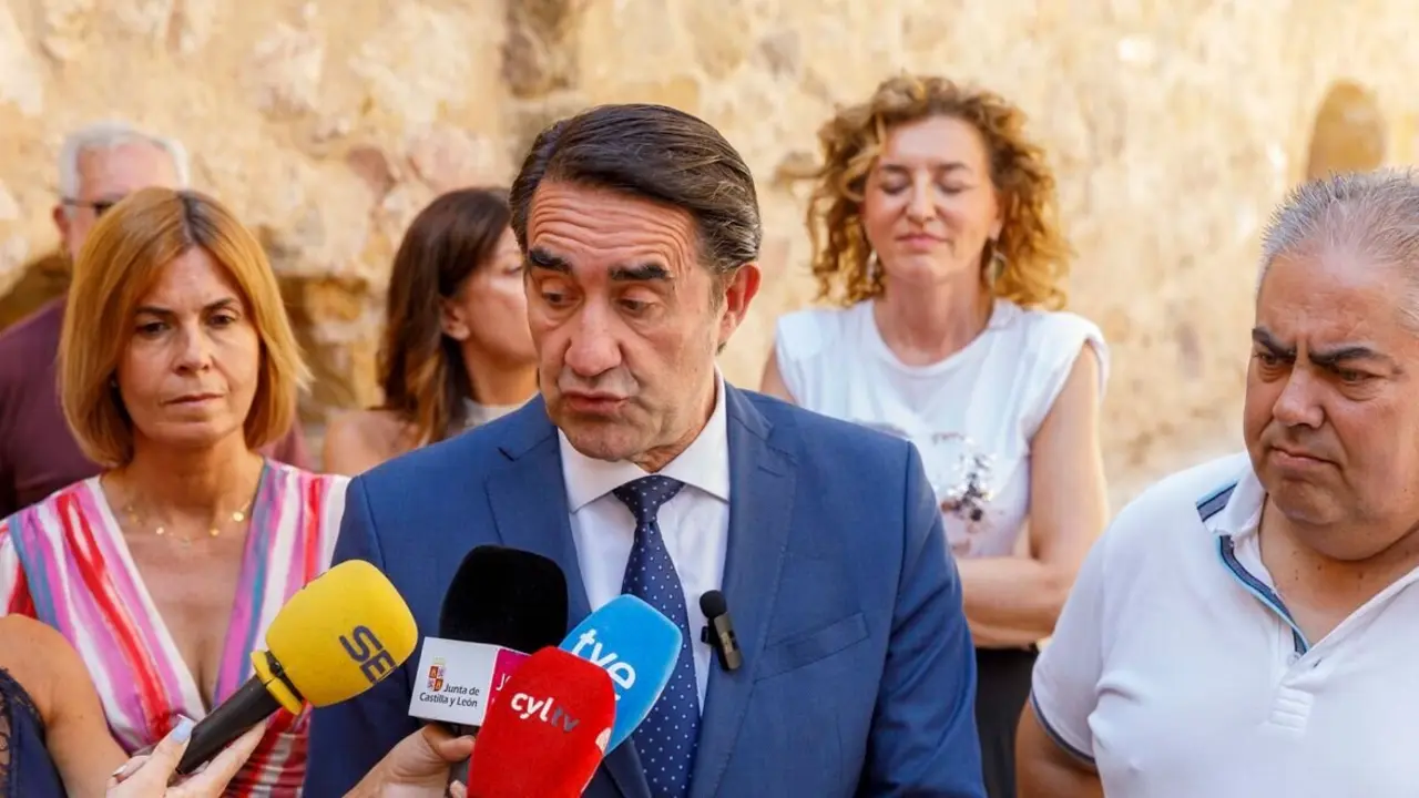 El consejero de Medio Ambiente, Vivienda y Ordenación del Territorio, Juan Carlos Suárez-Quiñones; junto al alcalde de Turégano, Juan Montes; la Diputada de Área de Promoción Provincial y Desarrollo Rural Sostenible, Magdalena Rodríguez; visitan las obras de rehabilitación del castillo de Turégano