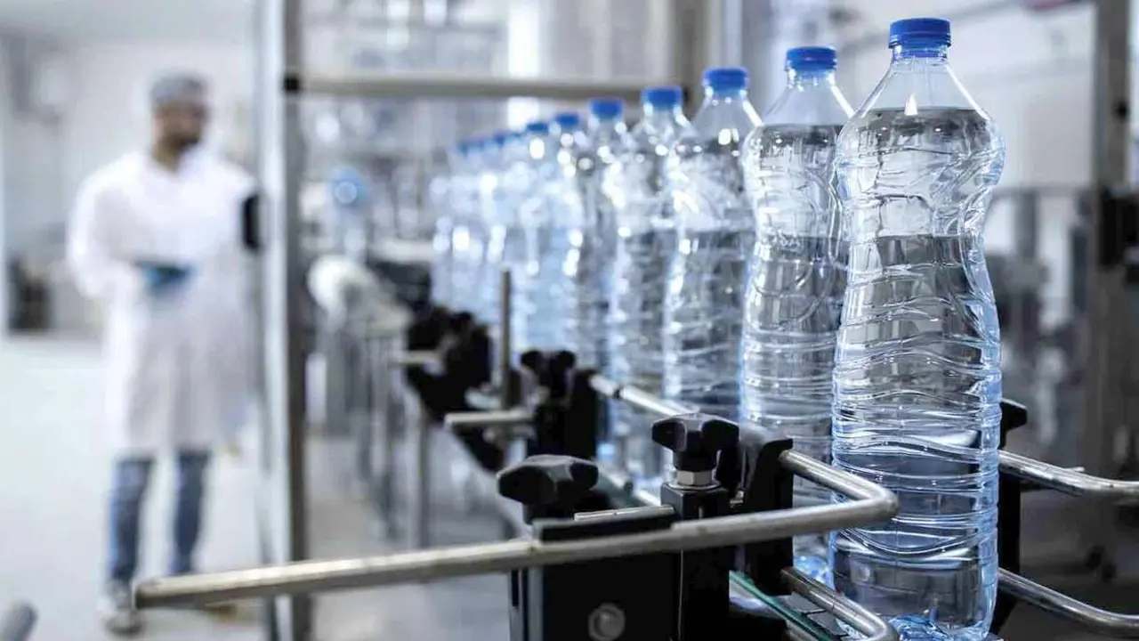 Imagen de una planta embotelladora de agua; cuatro millones serán necesarios para que las instalaciones de Anaical en Villablino se puedan recuperar.