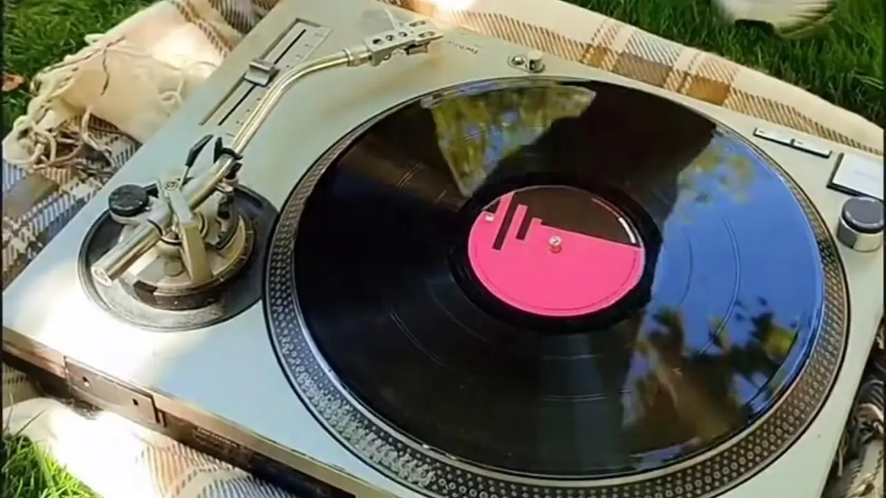 Tocadiscos encima de una manta de picnic en el Parque de Quevedo.