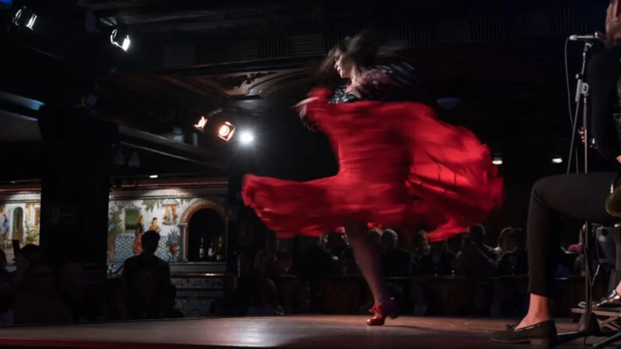 Imagen de archivo de una mujer bailando flamenco.