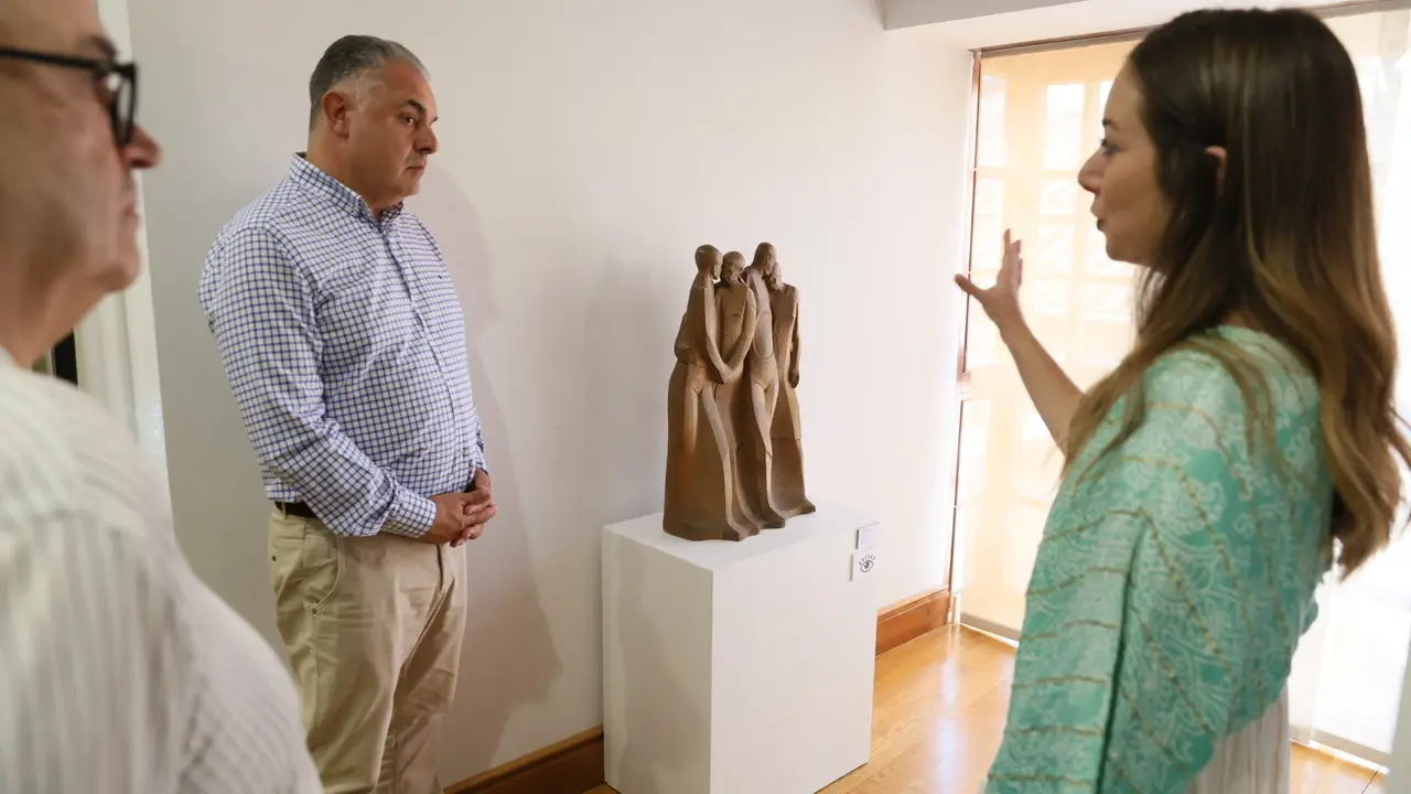 Sara Castañón, durante el recorrido a través de la muestra que ahora llega a Astorga.