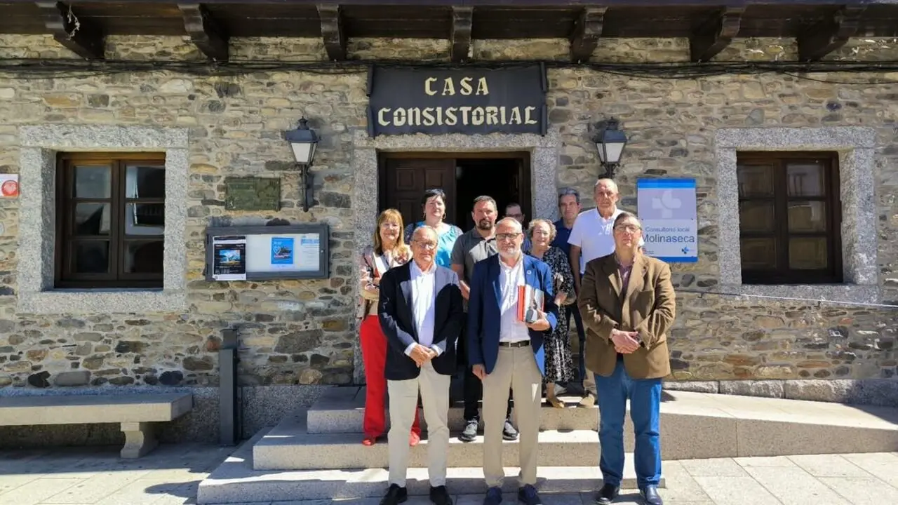 Miembros del Consejo Comarcal frente a consultorio médico de Molinaseca.