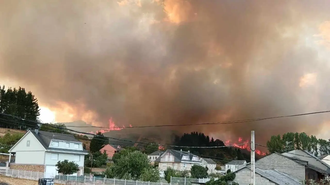El fuego arrasa la cara sur de los Aquilianos y amenaza la Reserva de la Biosfera de los Ancares.