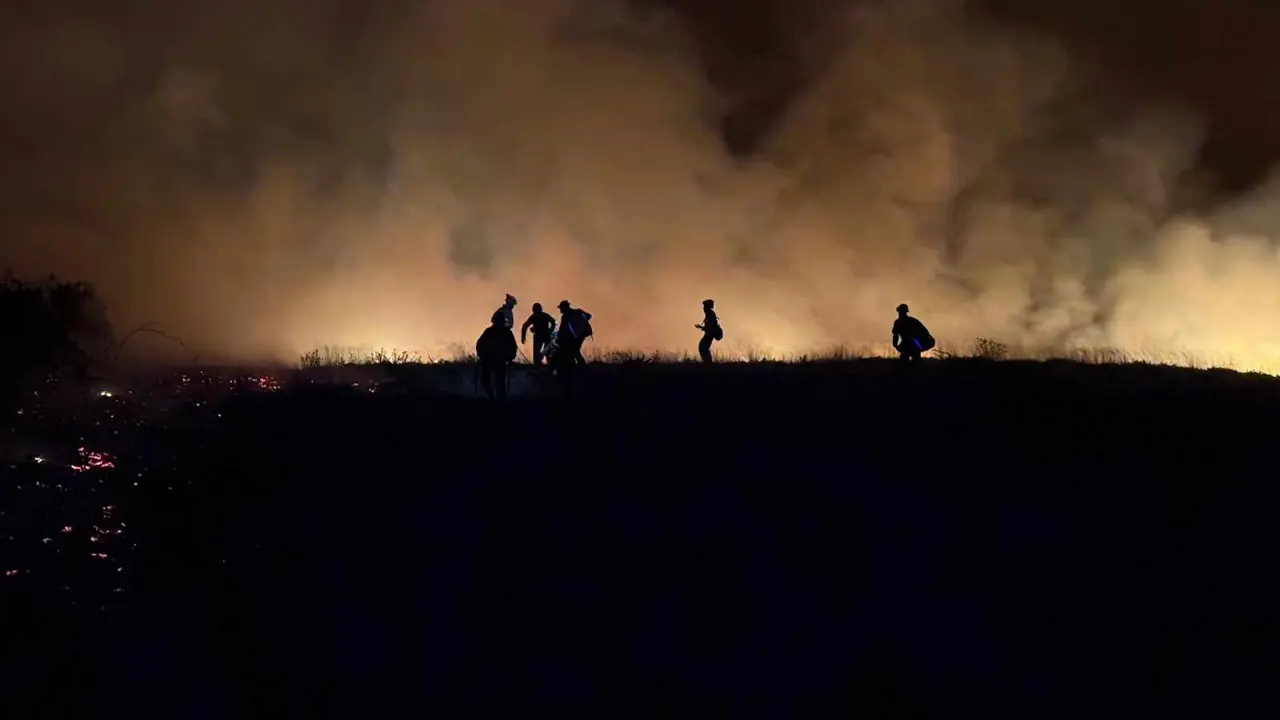 El Ejército se ha desplegado en el entorno del parque natural de Las Médulas. La Unidad Militar de Emergencias (UME) colabora en las labores de extinción del fuego que asola la localidad de Yeres, en el municipio de El Puente.