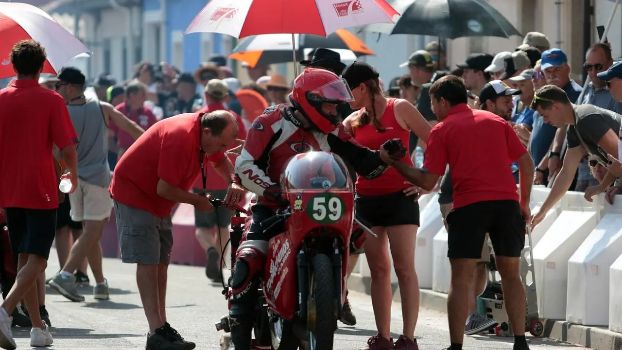 La Bañeza, bajo un calor abrasador, se ha llenado del mejor motociclismo este domingo con la presencia de miles de espectadores. Fotos de Peio García (2)