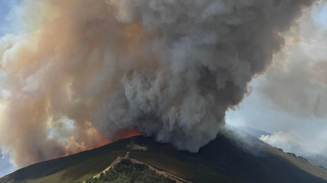 Espectacular imagen del incendio de Llamas de Cabrera, declarado nivel 2 de gravedad desde este viernes.