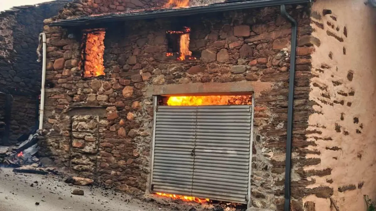 Las Médulas, Patrimonio de la Humanidad, devastadas por el fuego: centenares de castaños centenarios arrasados. El incendio arrasa el emblemático paraje y deja tras de sí un paisaje desolador que enluta a la comunidad local. Fotos de Diputación de León