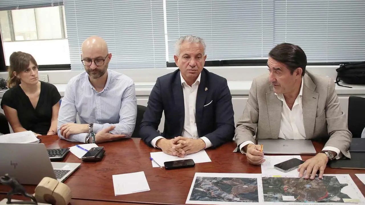 El consejero de Medio Ambiente, Juan Carlos Suárez-Quiñones preside la reunión del CECOPI en León.