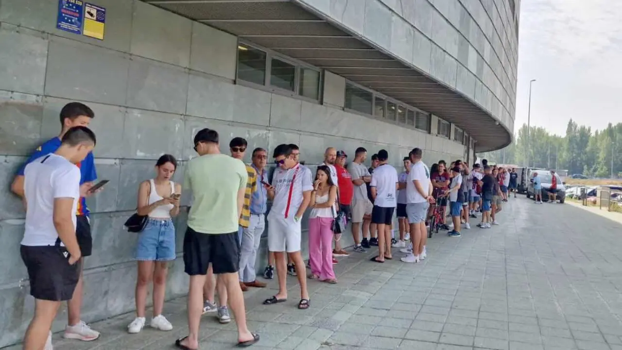 Colas de aficionados para retirar las entradas de cara al Burgos-Cultural. Foto: @GonzaloSF90