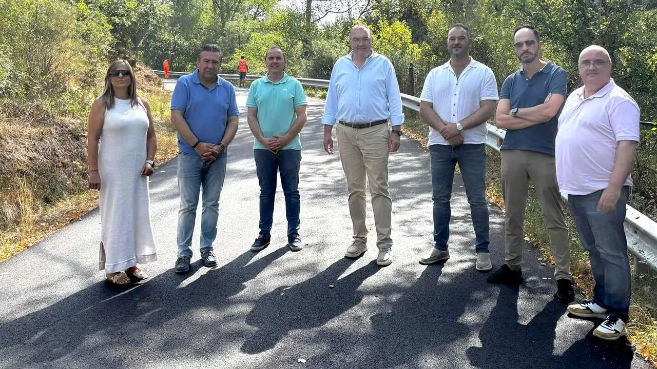 Los representantes institucionales visitan los trabajos de mejora realizados en el vial.