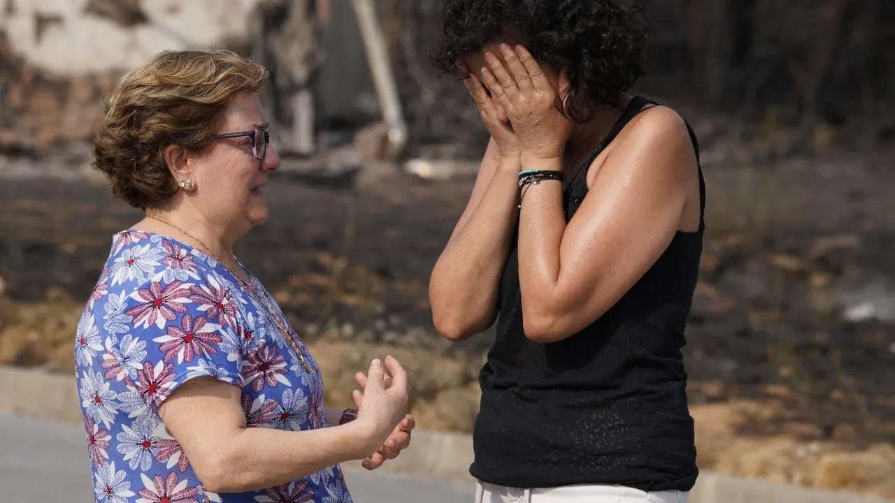 Las más de 700 personas que fueron desalojadas en la jornada de ayer de las localidades de Voces, Carucedo, Yeres y Orellán, debido al incendio declarado en el entorno de Las Médulas, a los que este lunes se sumaron los vecinos de Santalavilla y Llamas de Cabrera, no podrán regresar por ahora a sus pueblos. Fotos: César Hornija