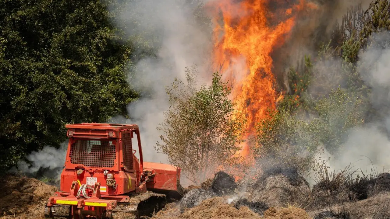 El incendio iniciado en la tarde de este domingo en Molezuelas de la Carballeda, que se mantiene en nivel dos después de haber arrasado ya unas 3.500 hectáreas y de calcinar varias viviendas y una nave en la localidad de Cubo de Benavente, continúa complicándose por las condiciones meteorológicas y además de saltar a la provincia de León ha obligado al desalojo de unos 200 vecinos de Congosta.