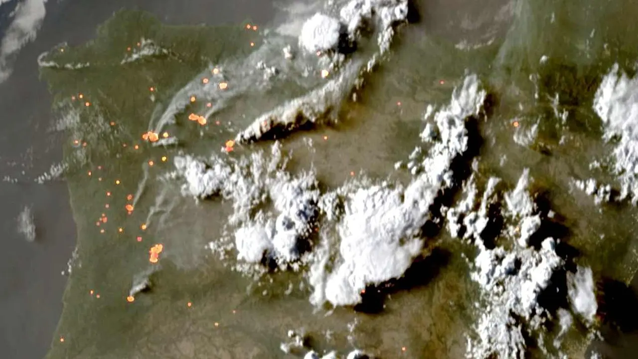 Imagen desde el espacio, tomada por el satélite Meteosat, y donde se pueden observar los incendios en la provincia de León.