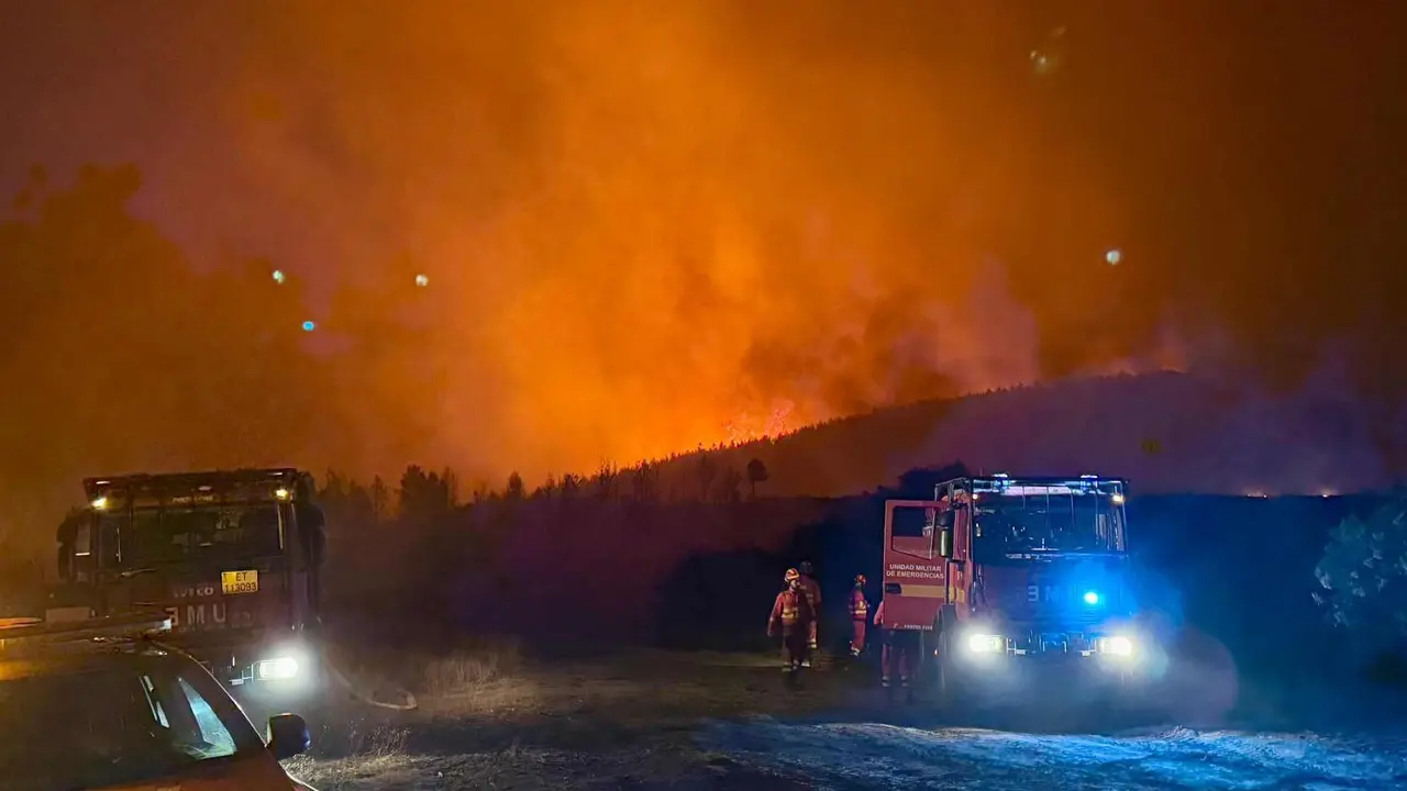 Efectivos de la UME durante los trabajos de extinción en la madrugada de este martes.