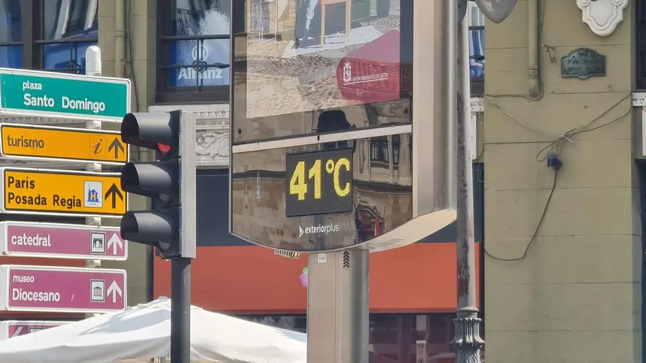 Imagen de un termómetro en el centro de León marcando temperaturas de 41º. Este fin de semana las máximas rondarán los 31º.