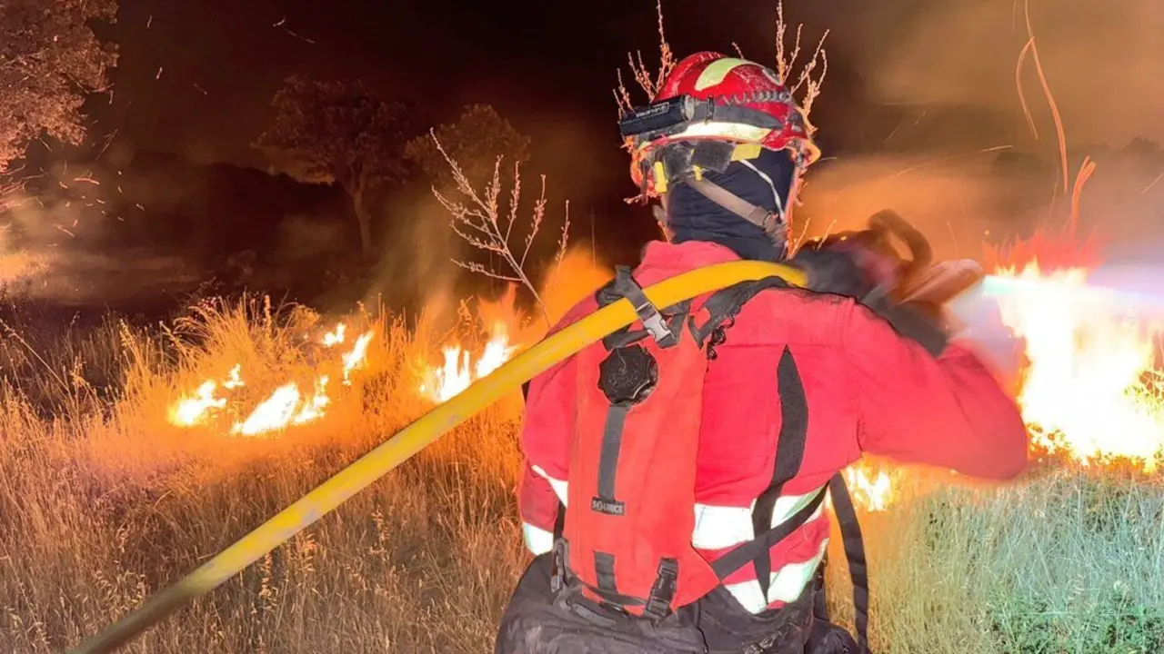 Un militar de la UME trabaja en la extinción de un incendio forestal.