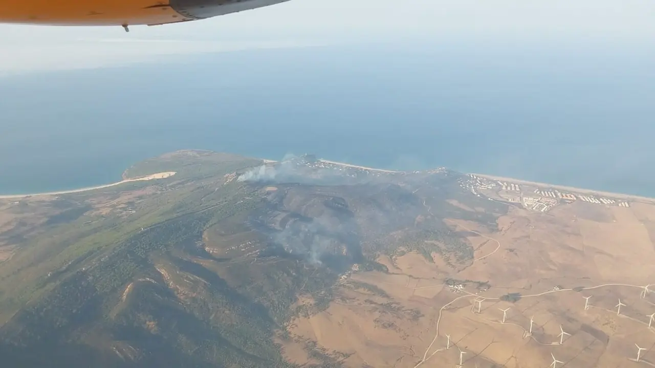Imagen aérea del incendio forestal en Tarifa. Foto: Infoca
