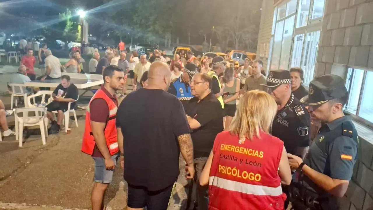El polideportivo de La Bañeza, durante la pasada noche, con un amplio despliegue de equipos de emergencias para atender a los desplazados.