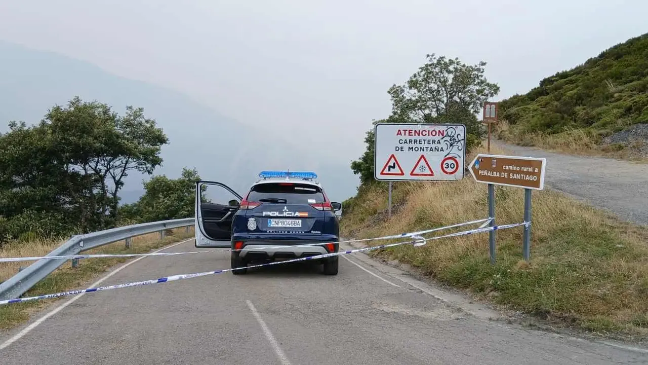 Efectivos de la Policía Nacional cortando el paso a Peñalba de Santiago.