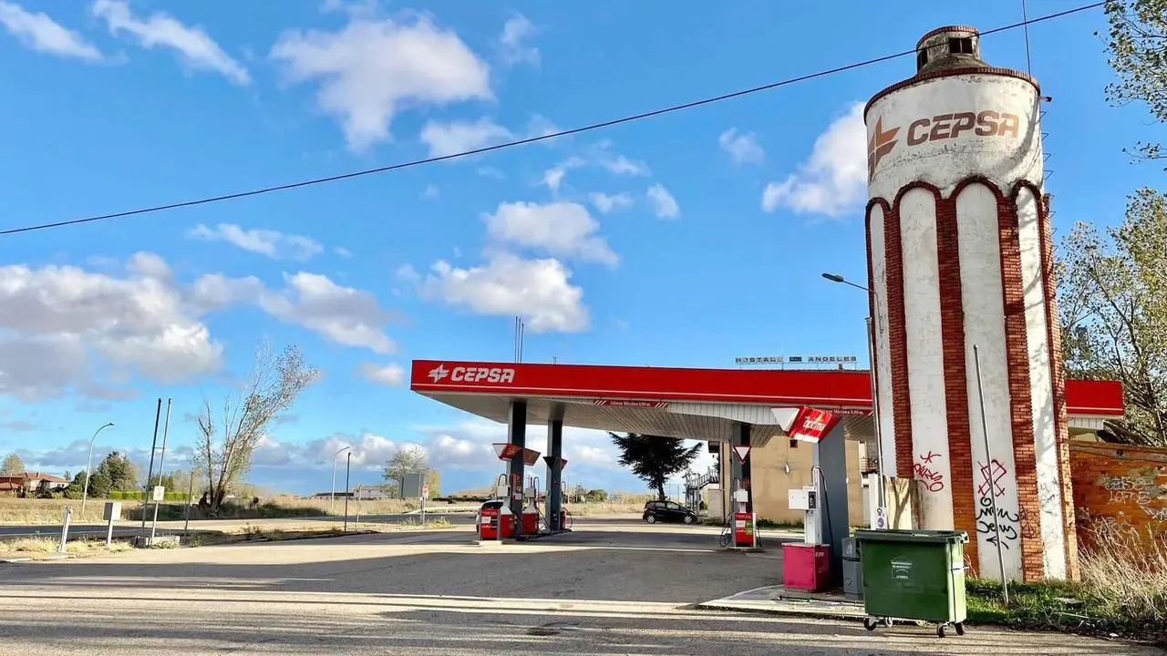 Imagen de la emblemática gasolinera de Roperuelos del Páramo.