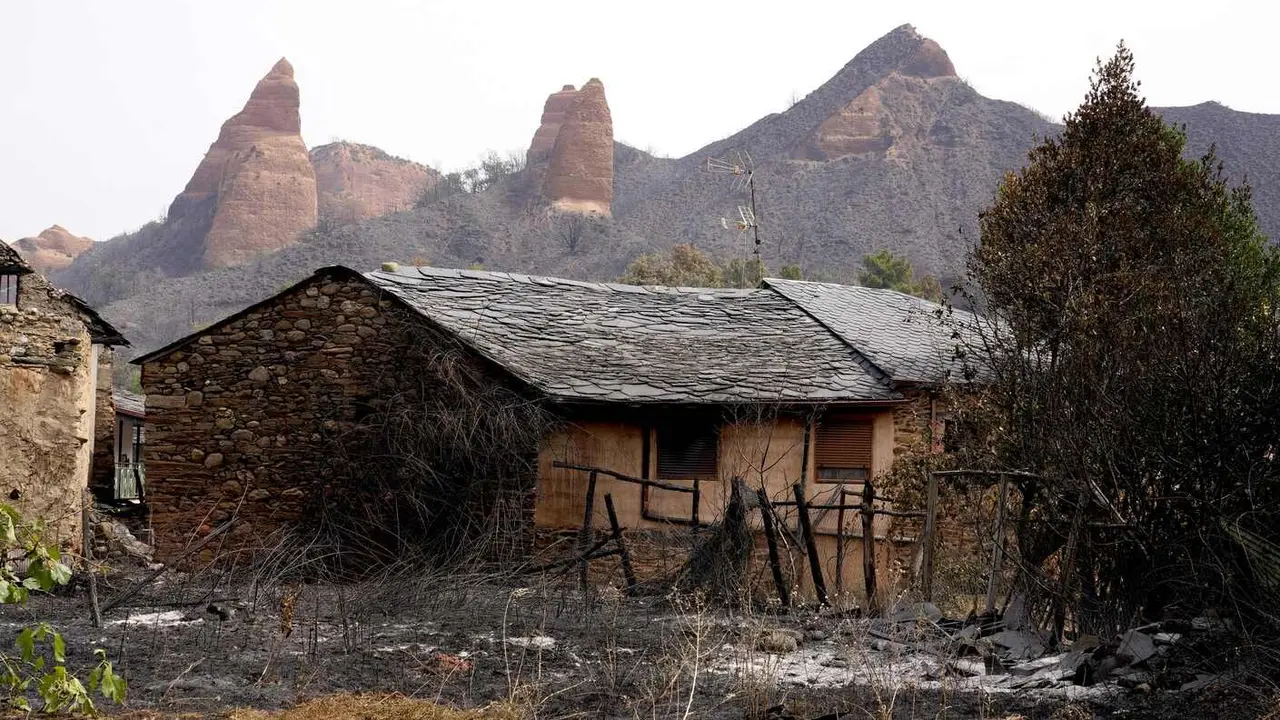 Efectos del incendio en Las Médulas; el fuego ha calcinado por completo el paisaje de este espacio patrimonio de la Humanidad. Foto: César Hornija