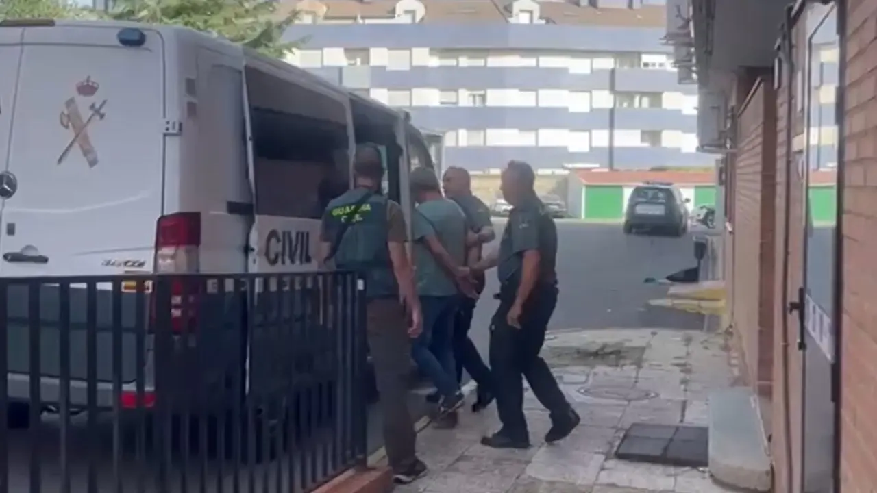 Momento de la detención del trabajador de extinción de incendios forestales por el fuego de Cuevas del Valle (Ávila). Foto: Guardia Civil