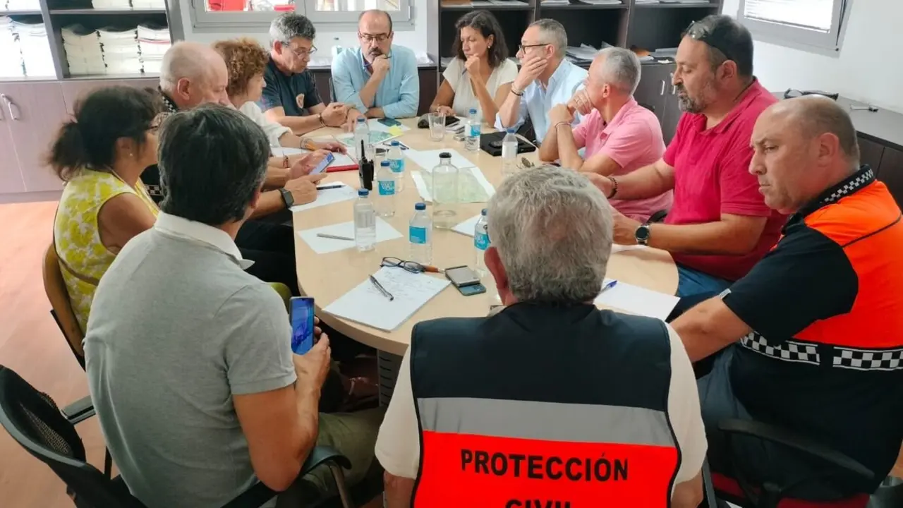 Marco Morala (centro) preside el Comité de Coordinación incendios del Ayuntamiento de Ponferrada constituido este martes.