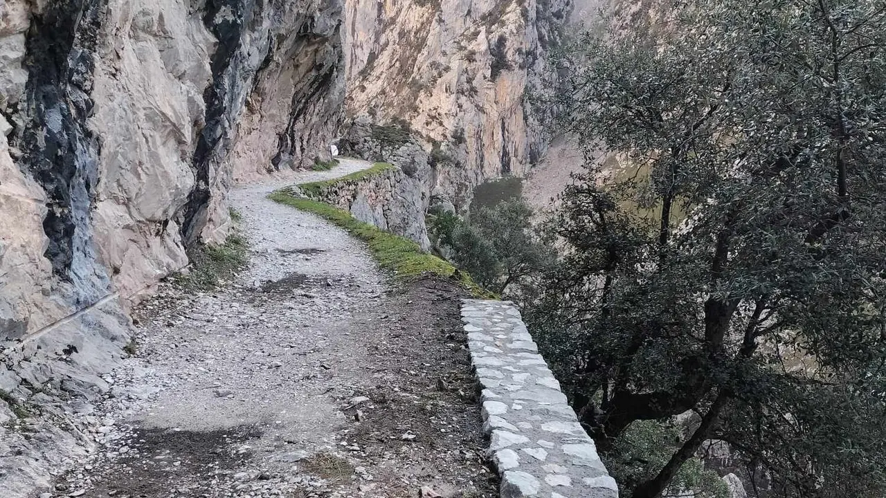 Imagen de una de las zonas de paso de la Ruta del Cares entre León y Asturias.
