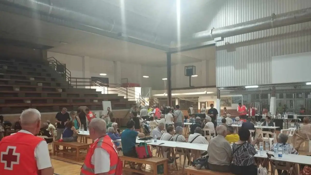 Imagen del pabellón de La Bañeza con decenas de desplazados por los incendios.