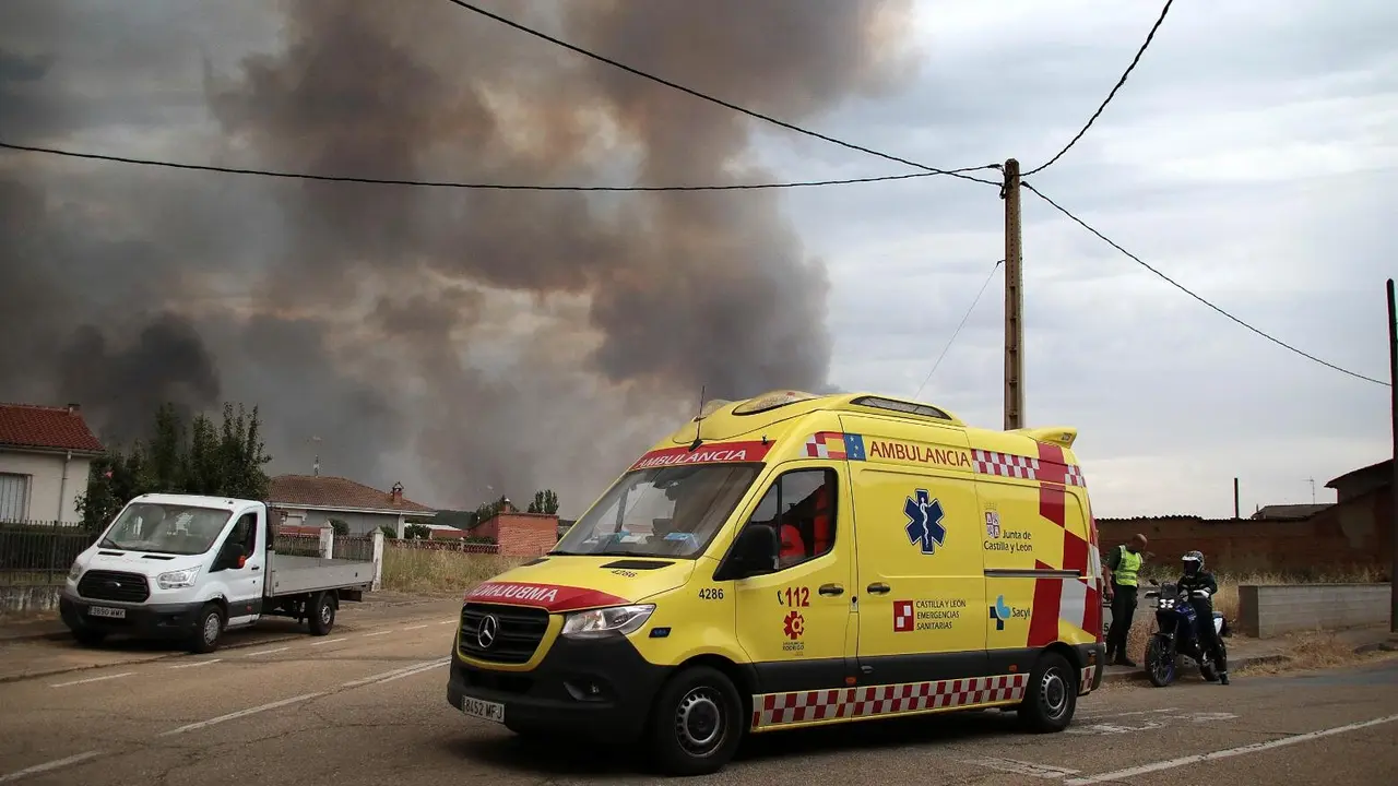 Herreros de Jamuz, en situación límite, en el momento de ser evacuado. Fotos: Peio García.