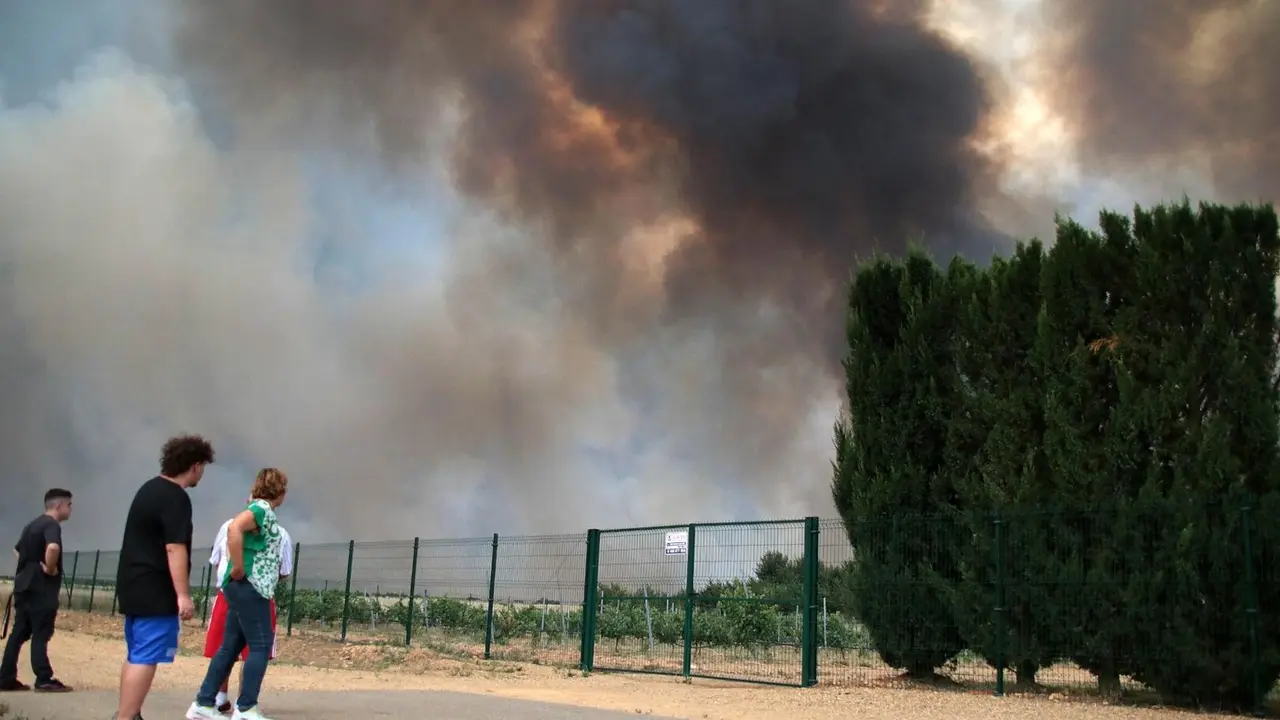 Herreros de Jamuz, en el momento de ser evacuado ante la amenaza de las llamas. Foto: Peio García