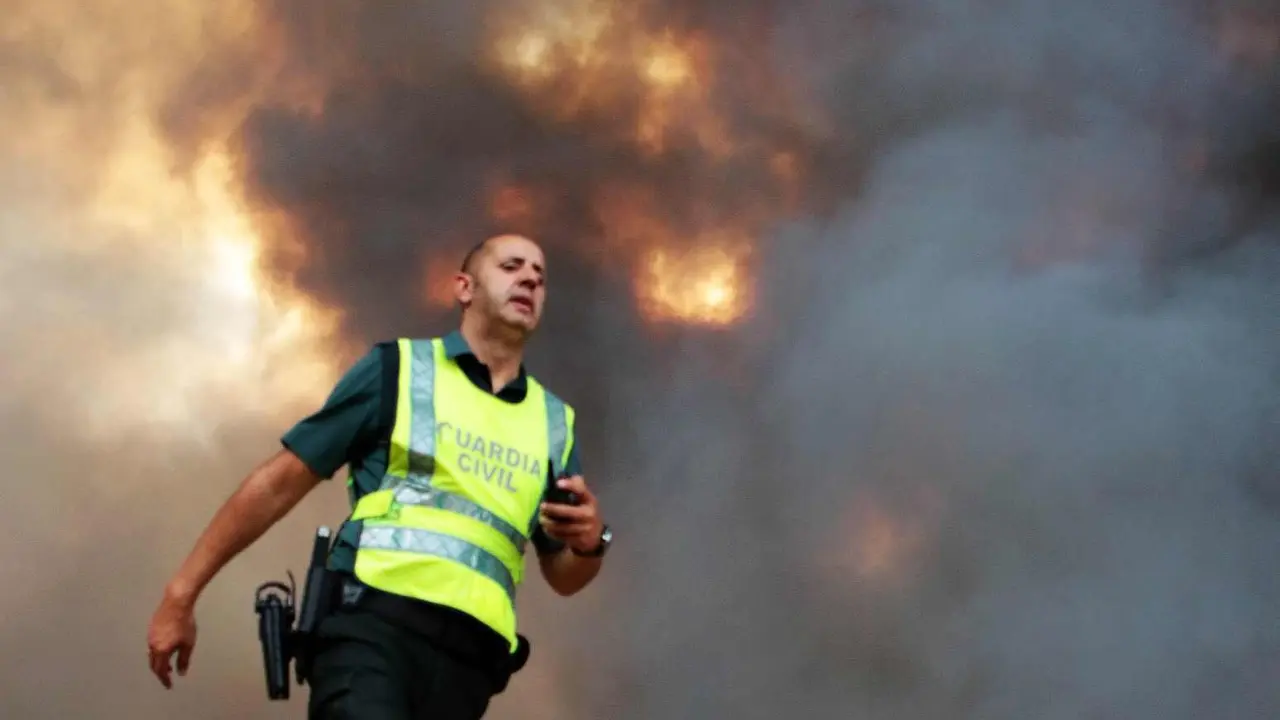 La población de Herreros de Jamuz, evacuada ante el avance de las llamas; en la imagen, un Guardia Civil durante el operativo. Foto: Peio García
