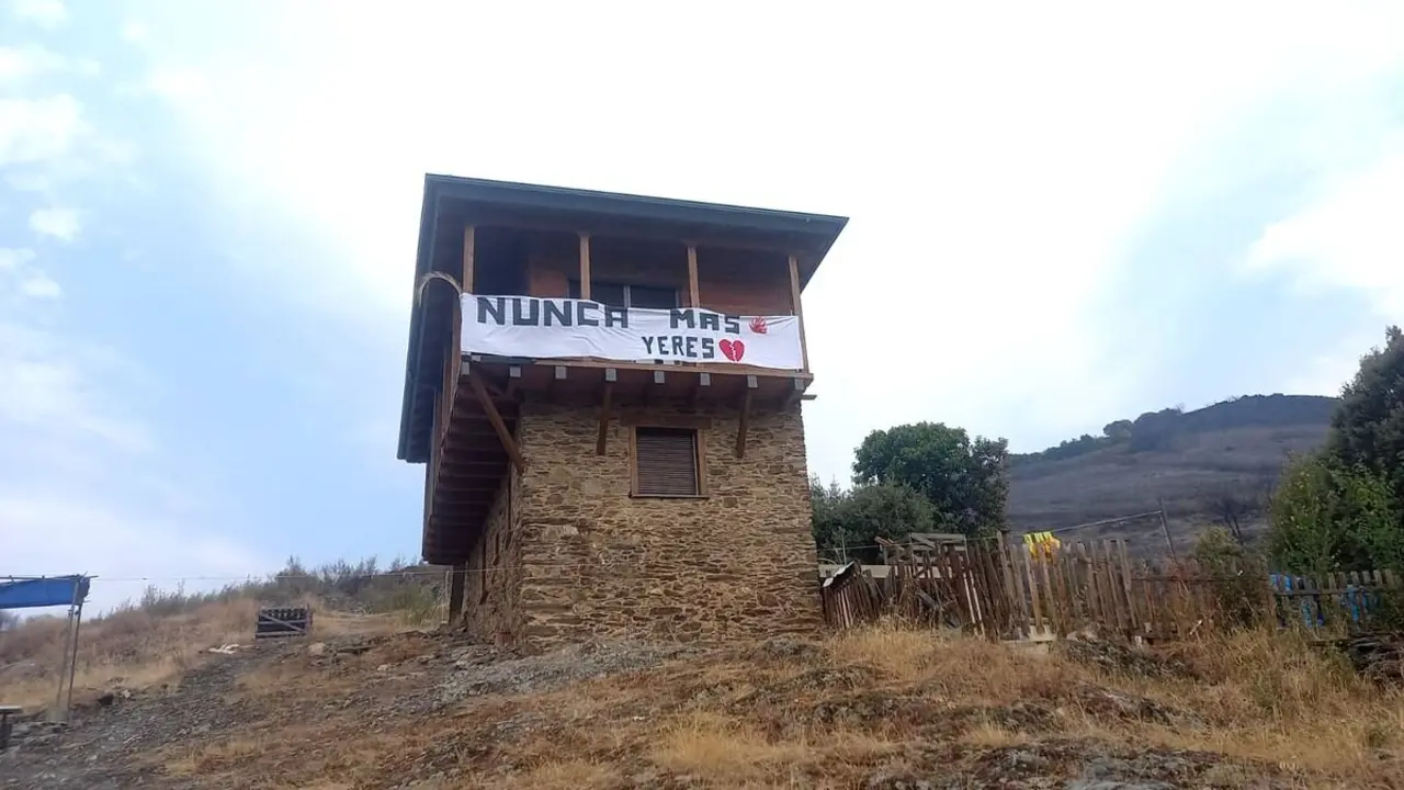 Pancarta contra los incendios puesta por una vecina de Yeres, localidad berciana cercana a Las Médulas. Foto: Ical