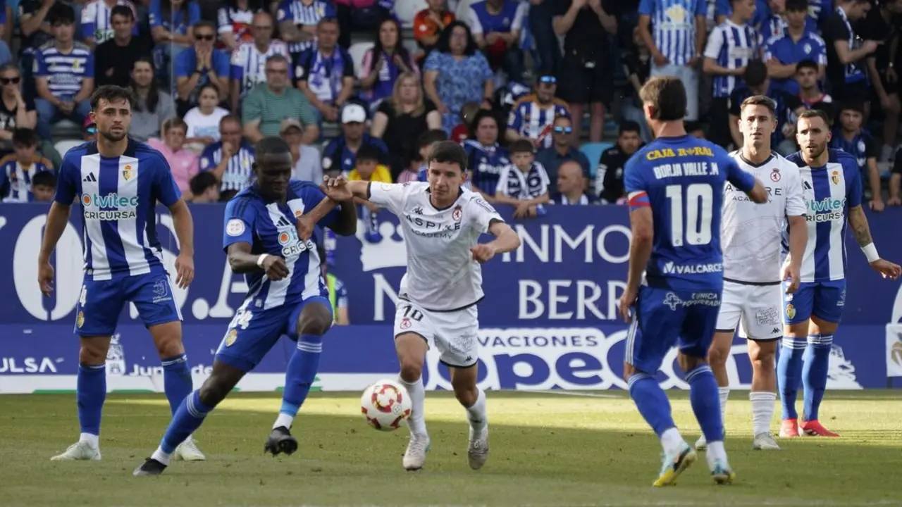 Partido entre la Sociedad Deportiva Ponferradina y la Cultural de León de la liga de Primera Federación