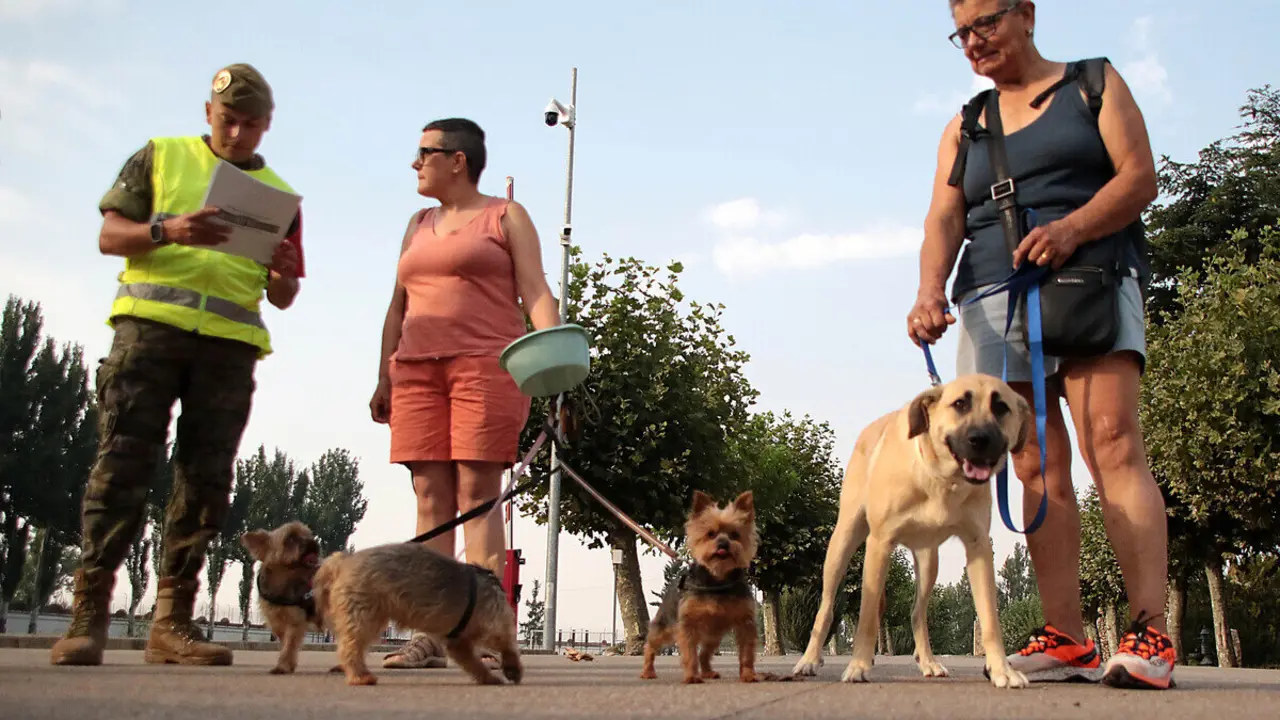 Los vecinos evacuados por los incendios, algunos con sus animales de compañía, son acogidos en el Seminario de Astorga y en el Acuartelamiento Santocildes