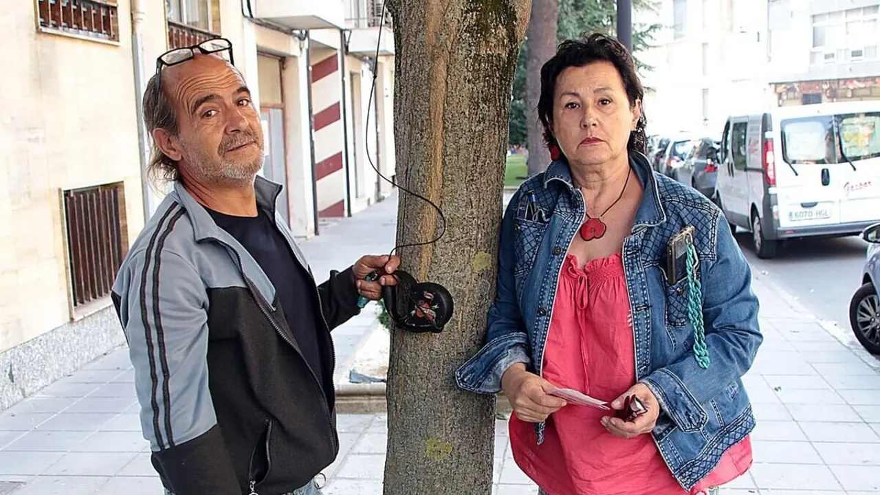 Los vecinos evacuados por los incendios, algunos con sus animales de compañía, son acogidos en el Seminario de Astorga y en el Acuartelamiento Santocildes