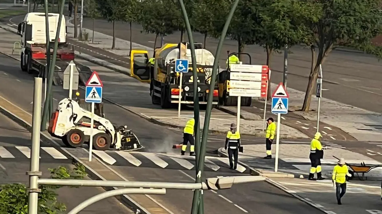 Imagen de las obras en los pasos de peatones de la zona de la Universidad para mejorar el tránsito de vehículos.