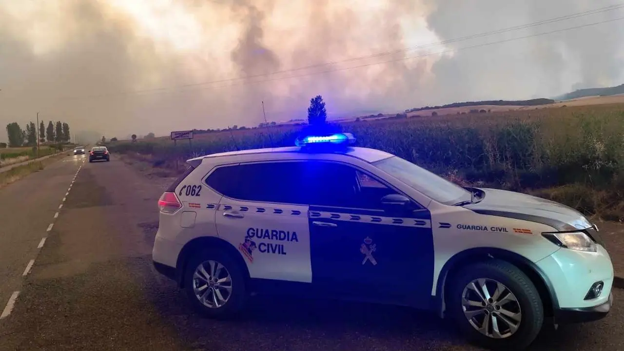 Efectivos de la Guardia Civil, durante las labores de control de un incendio.