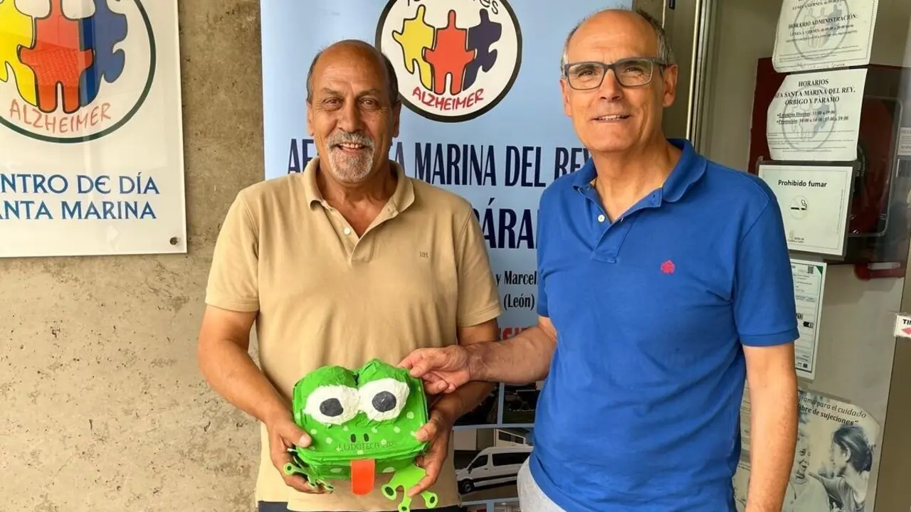 El apoyo de los vecinos del municipio de Santa Marina del Rey a sus mayores se traduce en una donación a la AFA local