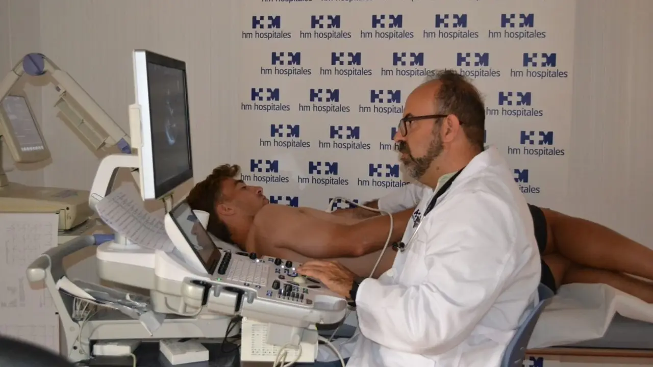 El cardiólogo de HM Regla, Dr. David Alonso, realiza un ecocardiograma a Rodri Suárez.