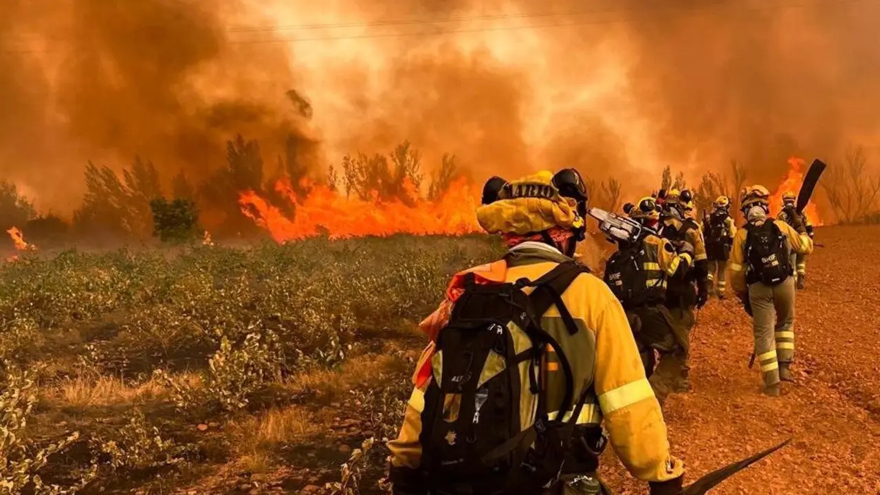 Bomberos forestales de la Brif La Iglesuela trabajan en el incendio de Barniedo de la Reina. Foto: Brif La Iglesuela