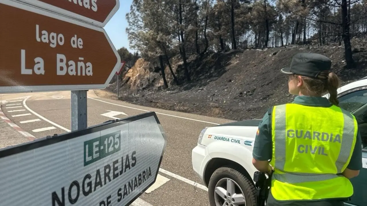 Un dispositivo de la Guardia Civil corta una carretera afectada por el fuego en León